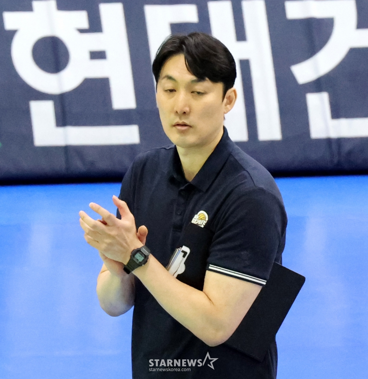 [포토]'박수로 응원' KB 하현용 감독대행