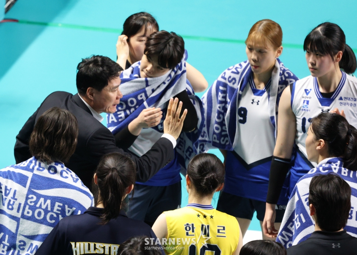 [포토] 강성형 감독 '차분하게'