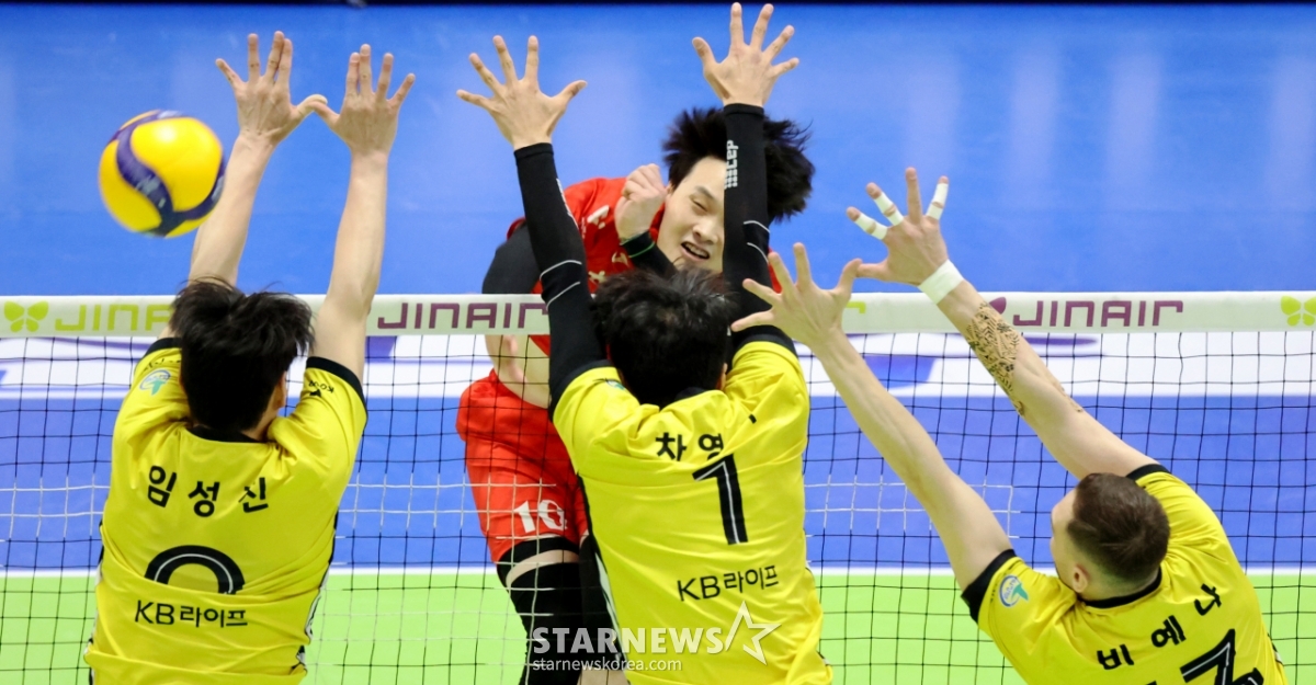 [포토]'KB 삼중블로킹을 따돌려라!' 김종호