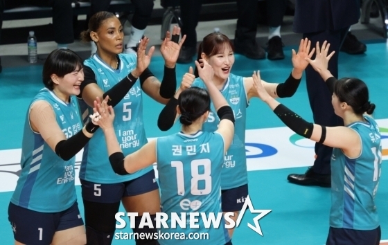 GS Caltex players are delighted after scoring in the sixth round of the women's division of the "Jin Air 2025-2026 V League" held at Jangchung Gymnasium in Jung-gu, Seoul at 7 p.m. on the 18th. /Photo = Senior Reporter Kim Jin-kyung