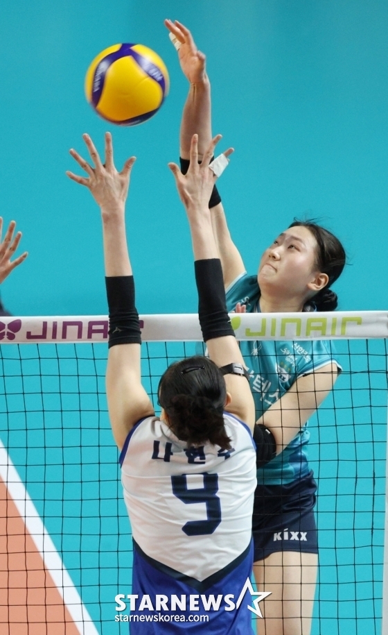 Kwon Min-ji turns the ball over to the opponent's court. /Photo = Senior Reporter Kim Jin-kyung