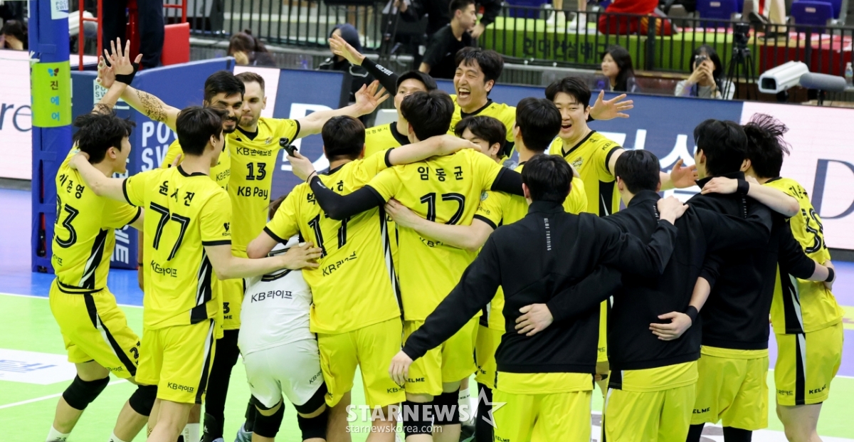 [한번에쓱]'한전 3-0으로 셧아웃' 봄배구로 향한 KB, 아쉬운 반복되는 비디오판독