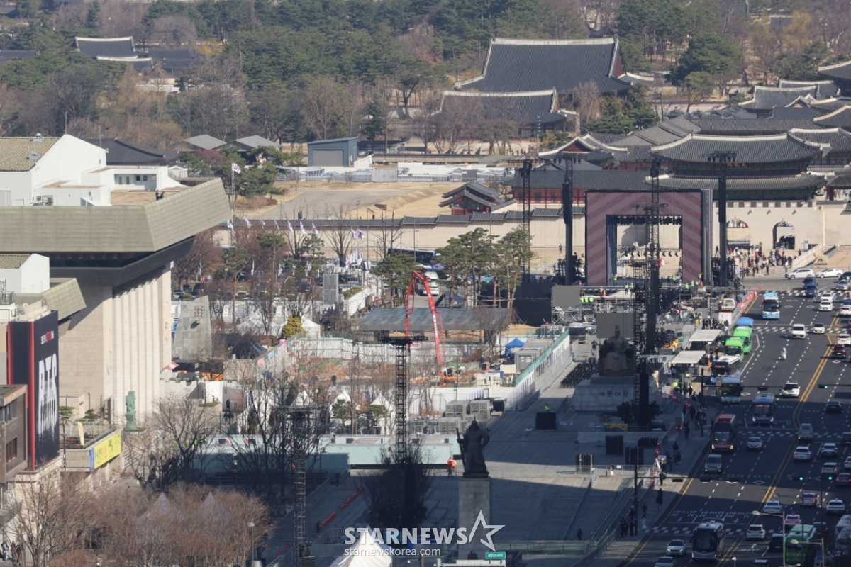 Подготовка к сцене идет на площади Кванхвамун в Чонногу, Сеул, 19-го числа, перед выступлением BTS на площади Кванхвамун в Сеуле. 2026.03.19. xconfind@newsis.com / Фото =Новичок Чо Сон У