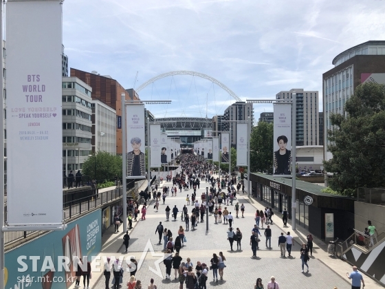 Вид на стадион Уэмбли, Лондон, Англия, где будет представлено выступление BTS «LOVE YOURSELF SPEAK YOURSELF». /Лондон (Великобритания) =Репортер Юн Сан Гын.