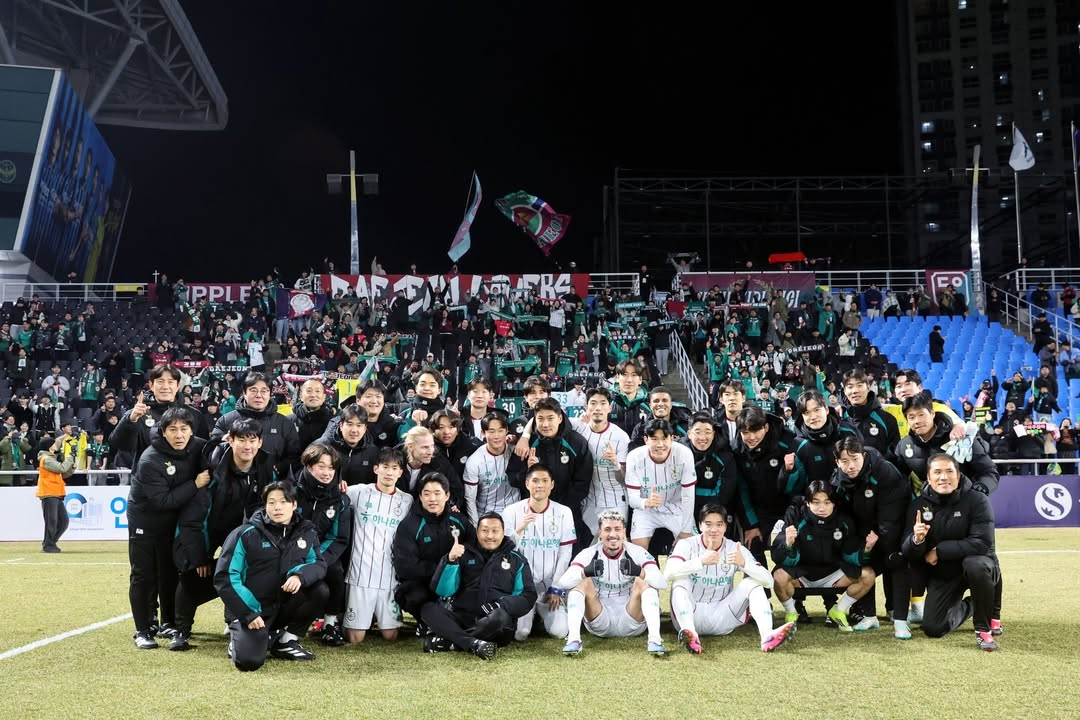 Daejeon Hana Citizen players are taking commemorative photos with away fans after winning their first game of the season with a 3-1 victory over Incheon United at Incheon Football Stadium on the 18th.  /Photo = Daejeon Hana Citizen's SNS capture