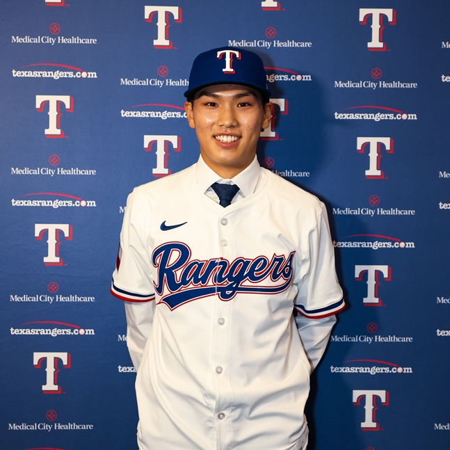 Kim Sung-joon of Gwangju Jeil High School joined the Texas Rangers. He joined the team with a down payment of $1.2 million last year and made his peers dream of going straight to the U.S. /Photo = Texas Rangers official SNS Source