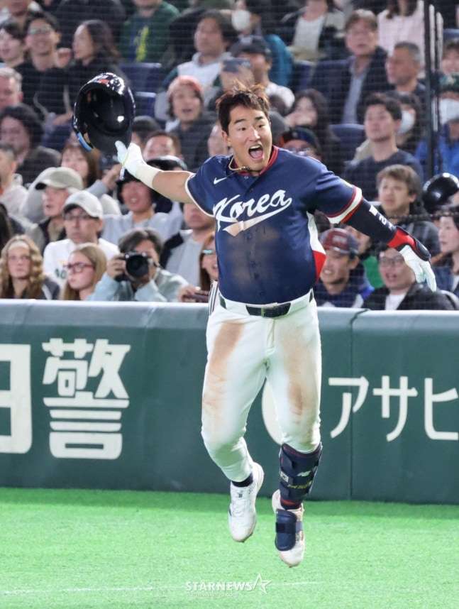 9日,在东京巨蛋体育场举行的2026 WBC与澳大利亚队的比赛第9回合初,安贤敏在1人出局1、3垒有人的情况下,击出外野腾空球后正在欢呼。 =照片=高级记者姜英祖。