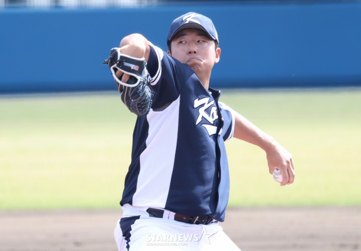 上月21日,WBC韩国棒球代表队宋承基在日本冲绳县八重江乡球场与韩华鹰队在练习赛上投球。 =照片=金镇京=大记者。