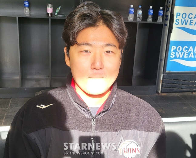 LG pitcher Song Seung-ki is interviewing reporters after an exhibition game against SSG on the 19th. /Photo = Reporter Ahn Ho-geun