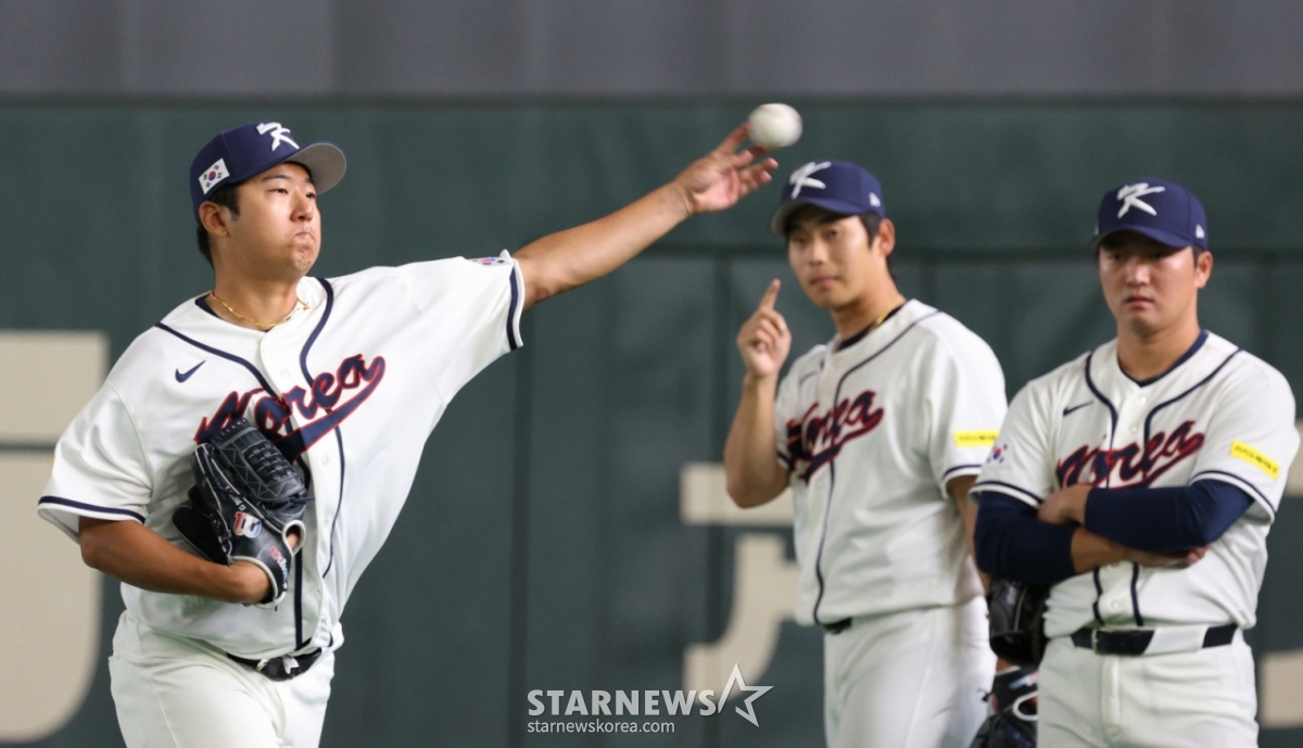 Baseball national team pitcher Song Seung-ki is training for defense in training a day before the opening of the 2026 WBC Tokyo Round at Tokyo Dome on the 4th. /Photo = Senior Reporter Kang Young-jo