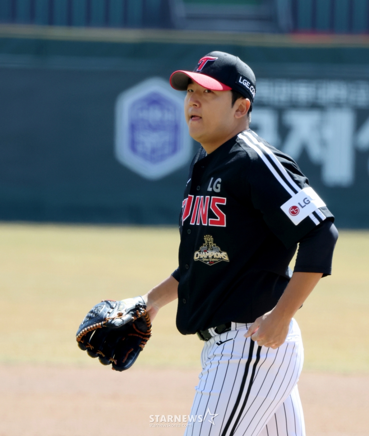 LG pitcher Song Seung-ki is taking a breather after catching an out count in the 2026 professional baseball SSG Landers and LG Twins game held at SSG Landers Field in Incheon on the 19th. /Photo = Senior Reporter Kang Young-jo