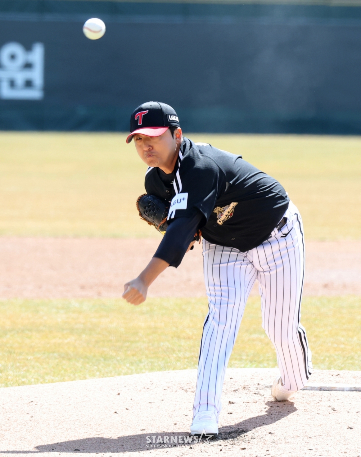 LG Song Seung-ki is pitching hard as a starter in the 2026 professional baseball SSG Landers and LG Twins game at SSG Landers Field in Incheon on the 19th. /Photo = Senior Reporter Kang Young-jo