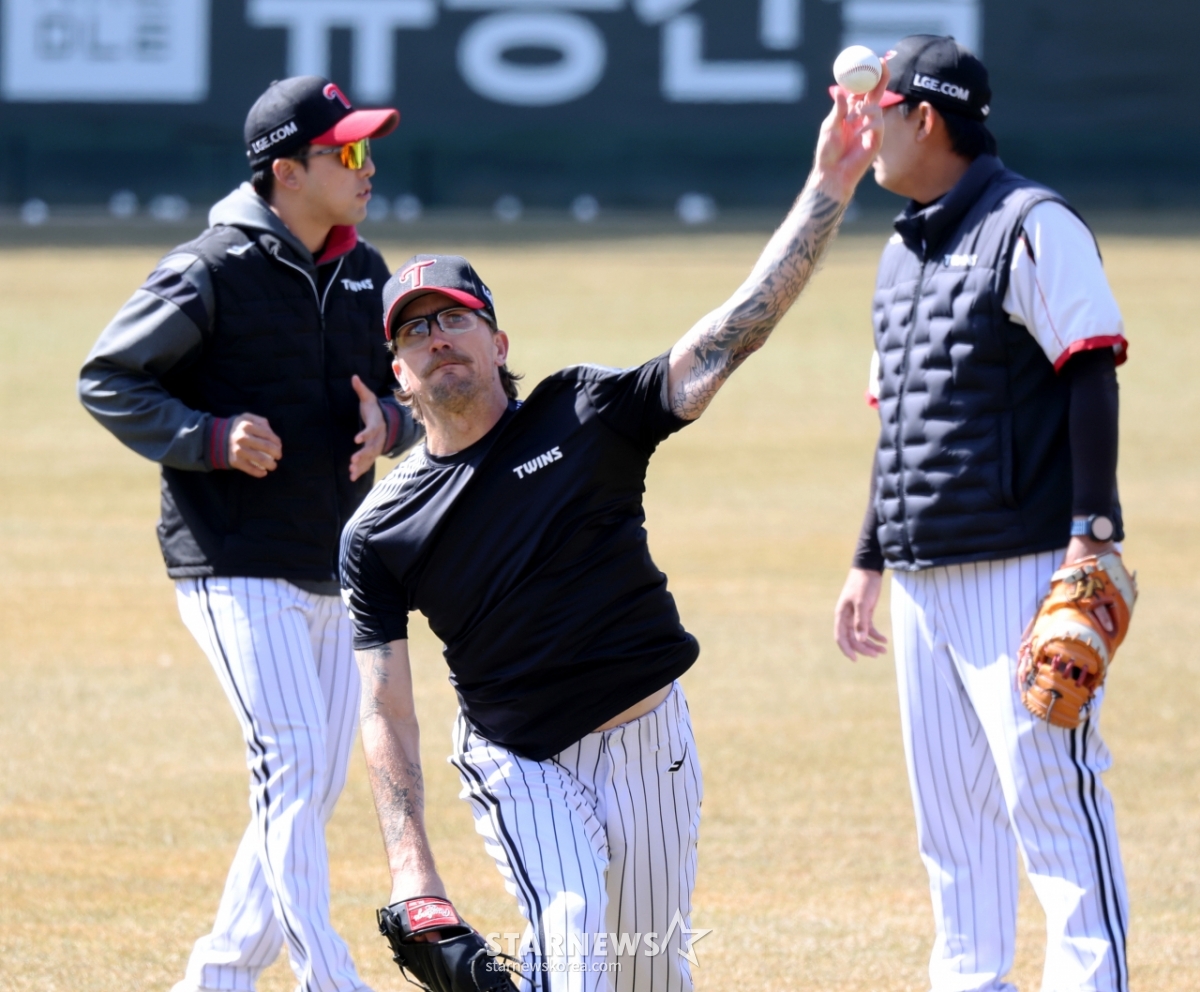 [포토]'랜더스필드에서 몸 푸는'LG 웰스