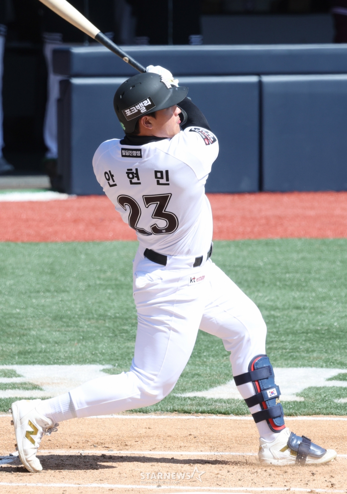 [포토] 안현민, 시범경기 첫 타석에서 넘겼다