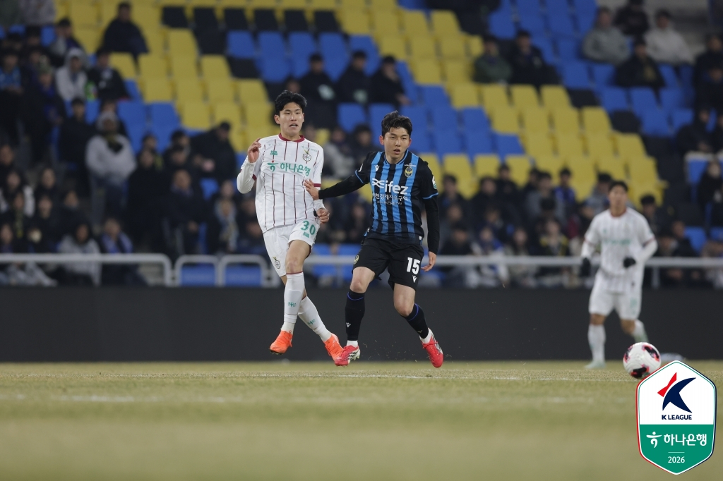 Seo Jae-min (right) of Incheon United. /Photo = Courtesy of the Korea Professional Football League