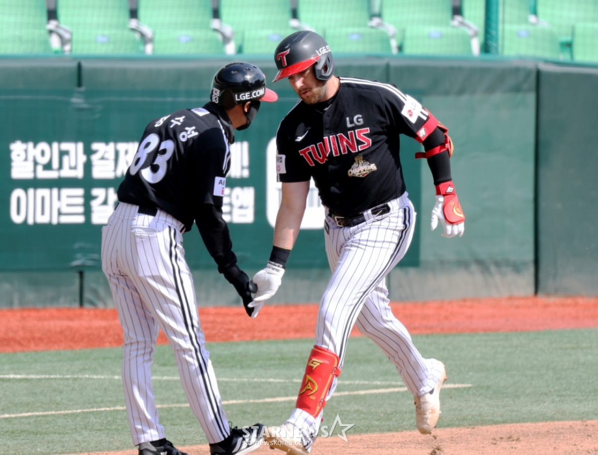 '완전체 LG'는 다르네, 12안타→12점 폭발... '홈런 4방' SSG에 대승 [인천 현장리뷰]