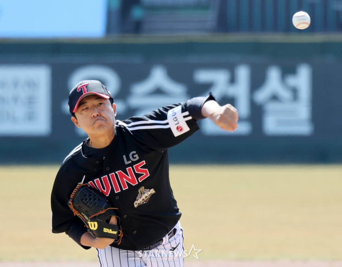 [포토] '1회말 삼자범퇴' 송승기