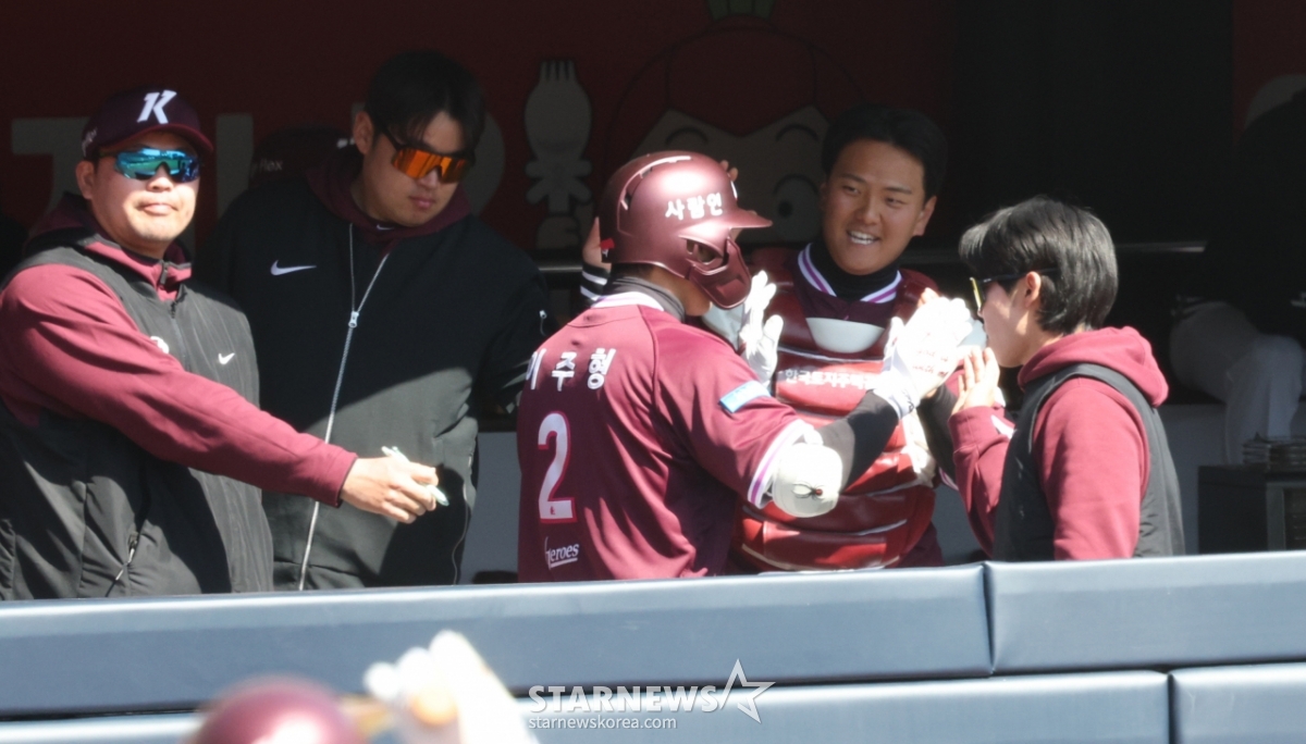 [포토] 이주형 '2루타 다음은 홈런이죠'