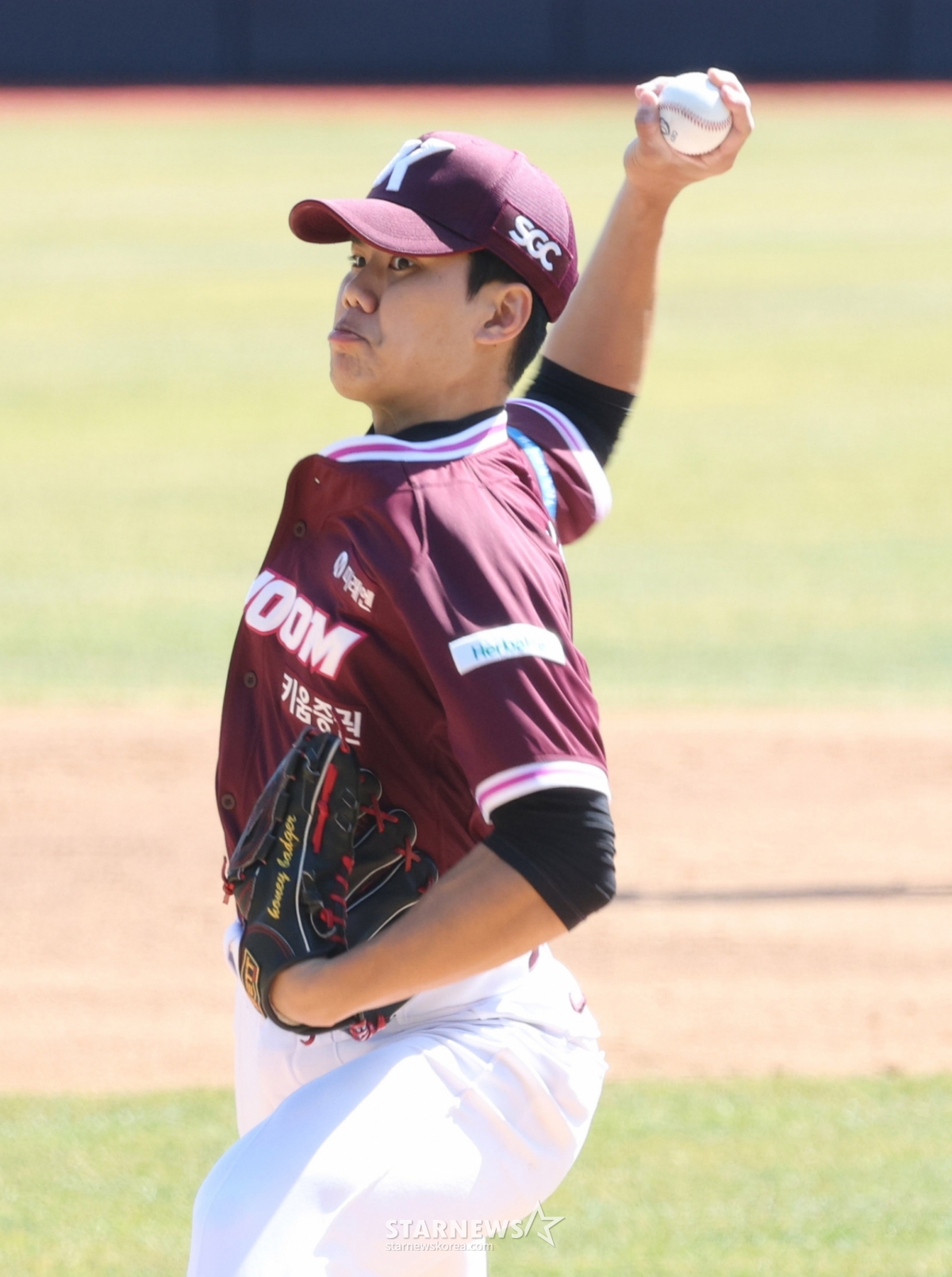 [포토] 김윤하 '2026 송곳 피칭'