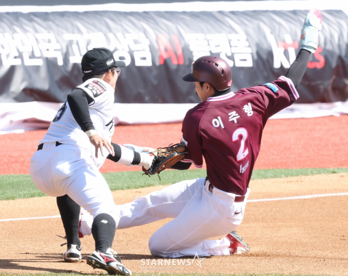 [포토] 이주형 '안현민 어깨에 당했어'