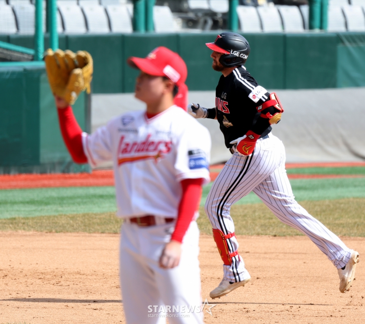 [포토]'5회초 역전투런홈런' 오스틴