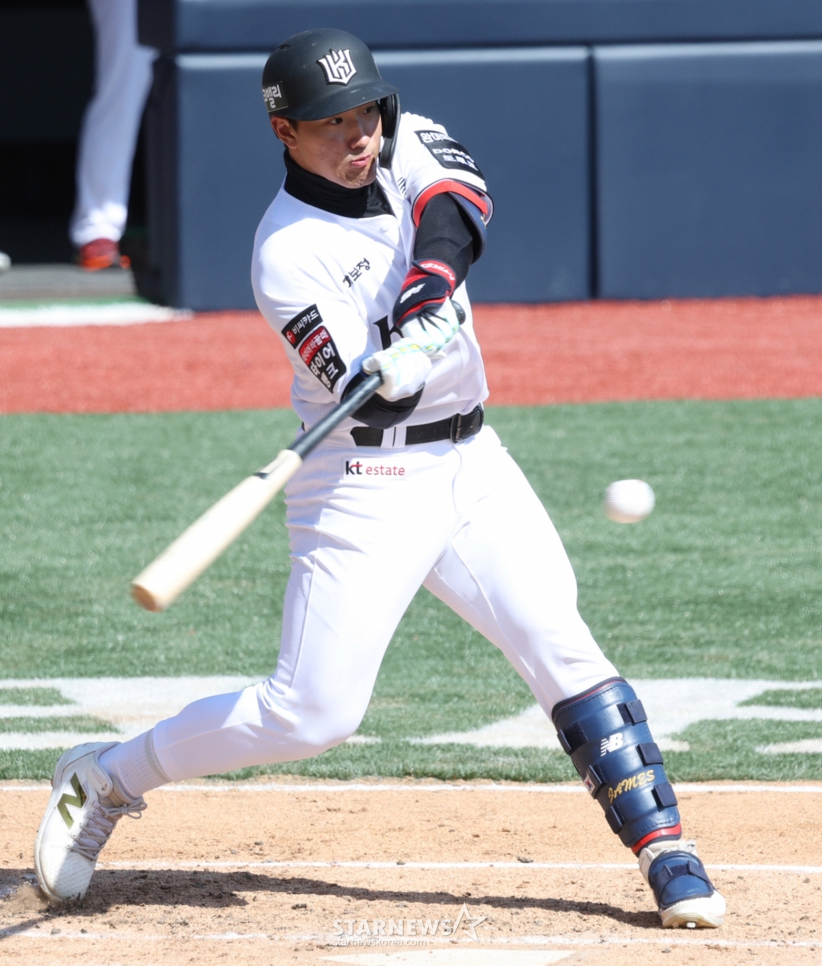 [포토] 안현민 '실투는 안 놓쳐'