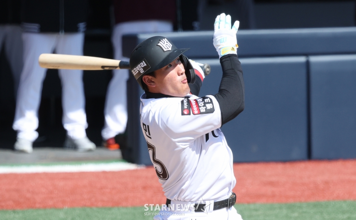 [포토] 안현민 '맞으면 장외홈런'