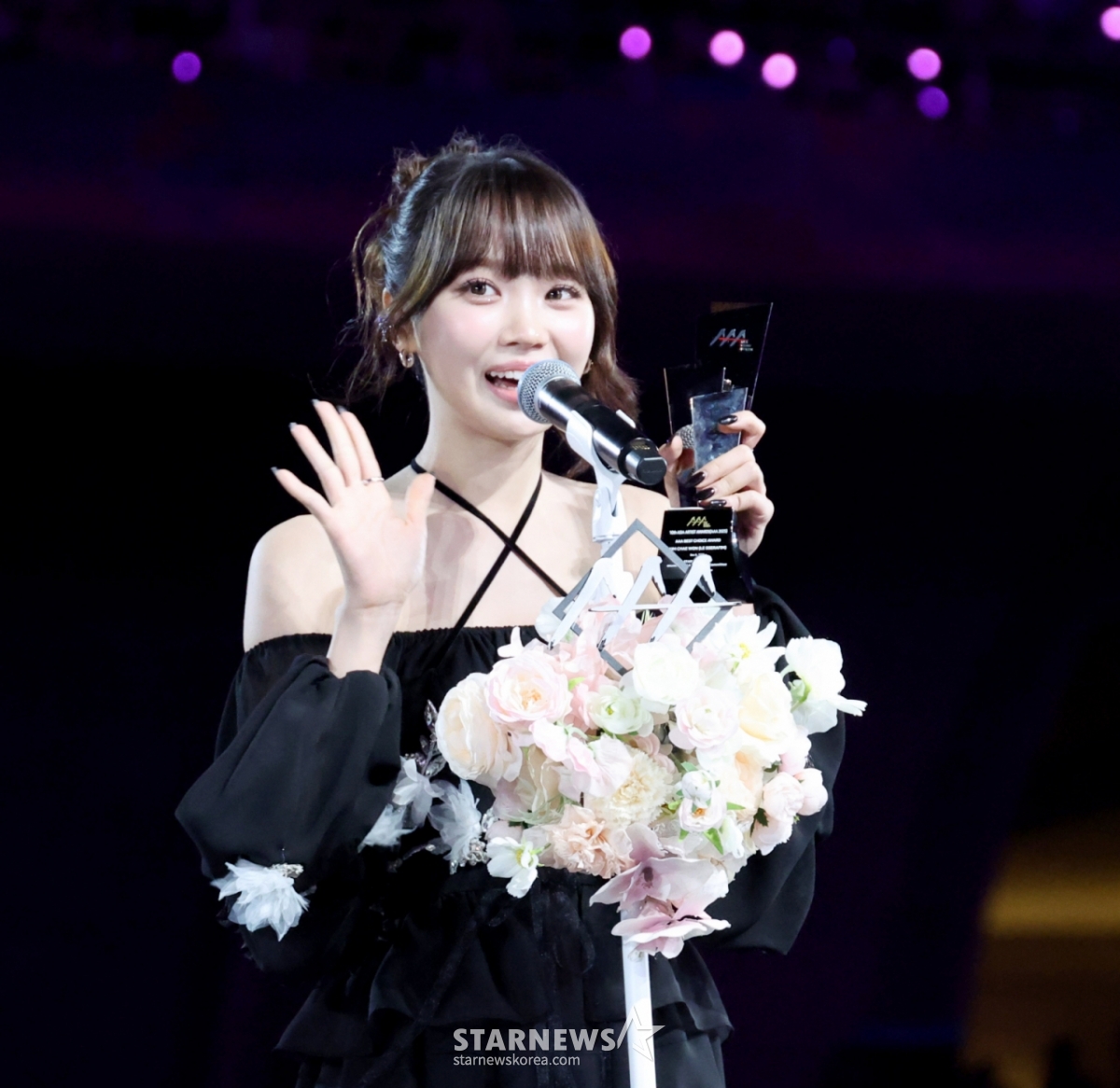Ким Чэ Вон, лучший выбор АААА, выражает свою благодарность на церемонии вручения наград «10-летие азиатских художников 2025» (10-й Anniversary Asian Artist Awards 2025, «10th Anniversary Asian Artist Awards 2025», организованной Star News на Национальном стадионе Гаосюн, Тайвань, 6 декабря 2025 года. /2025.12.06 /Фото = Интенсивные камераты@