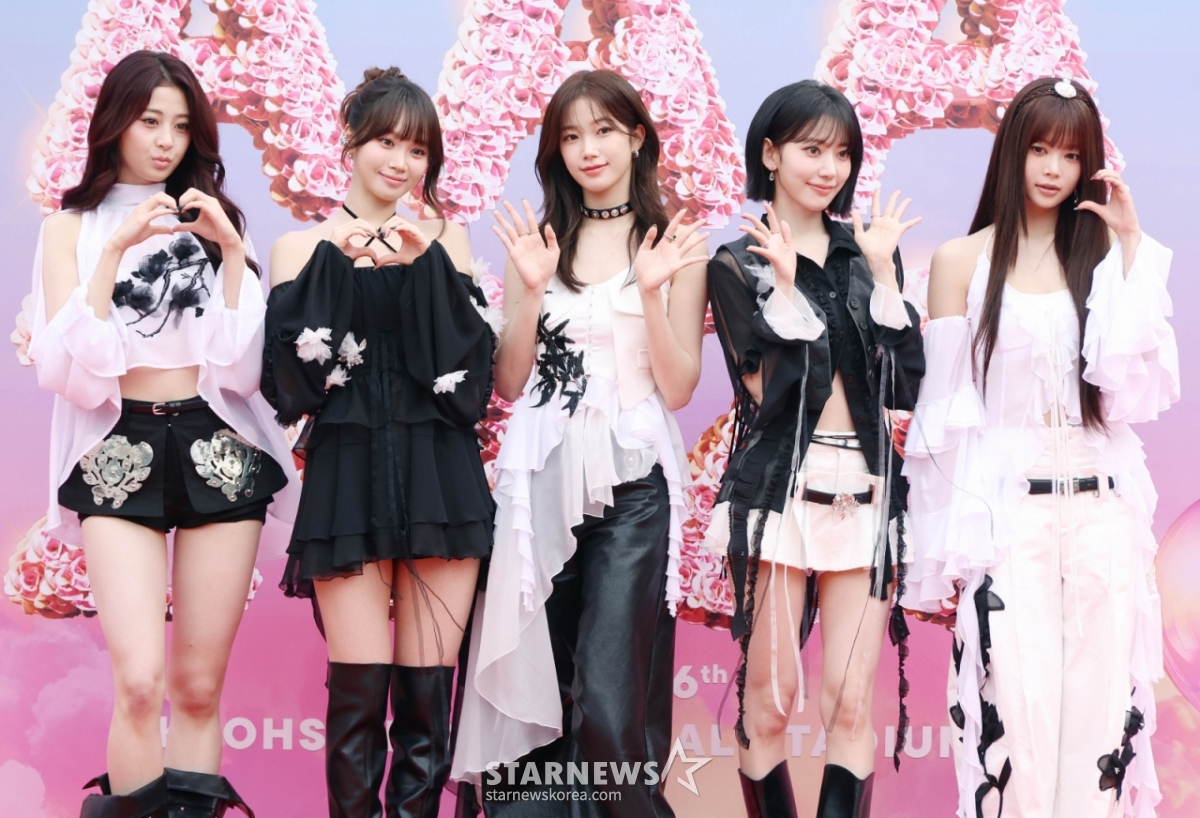 Девушка группа Le Cerapim позирует на красной ковровой дорожке "10th Anniversary Asian Artist Awards 2025" (10th Anniversary Asian Artist Awards 2025, '10th Anniversary AAA 2025', организованной Star News на Национальном стадионе Гаохён 6 декабря 2025 года. /2025.12.06. /Фото = Ли Дон Хун Фотогуй@