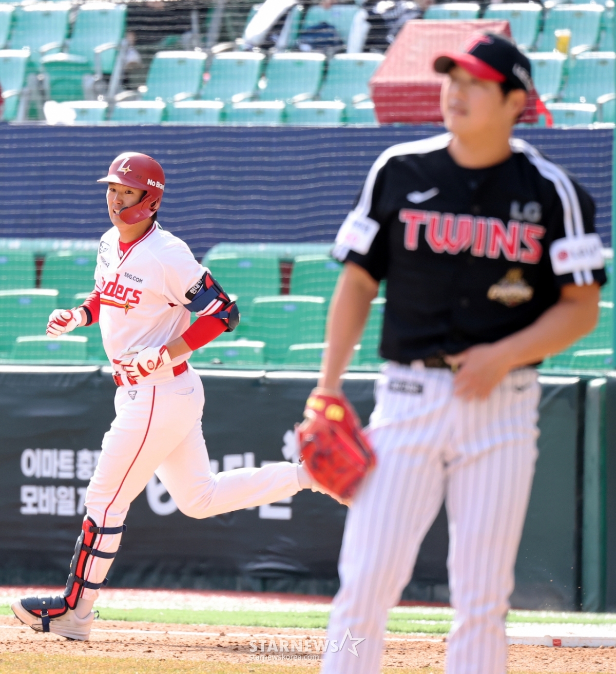 [포토]한덕주 상대로 '8회말 대타 솔로홈런' 조형우