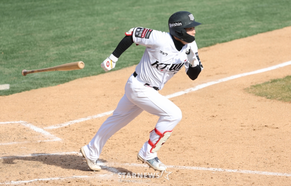 [포토] 최강야구 류현인, 수원성 질주