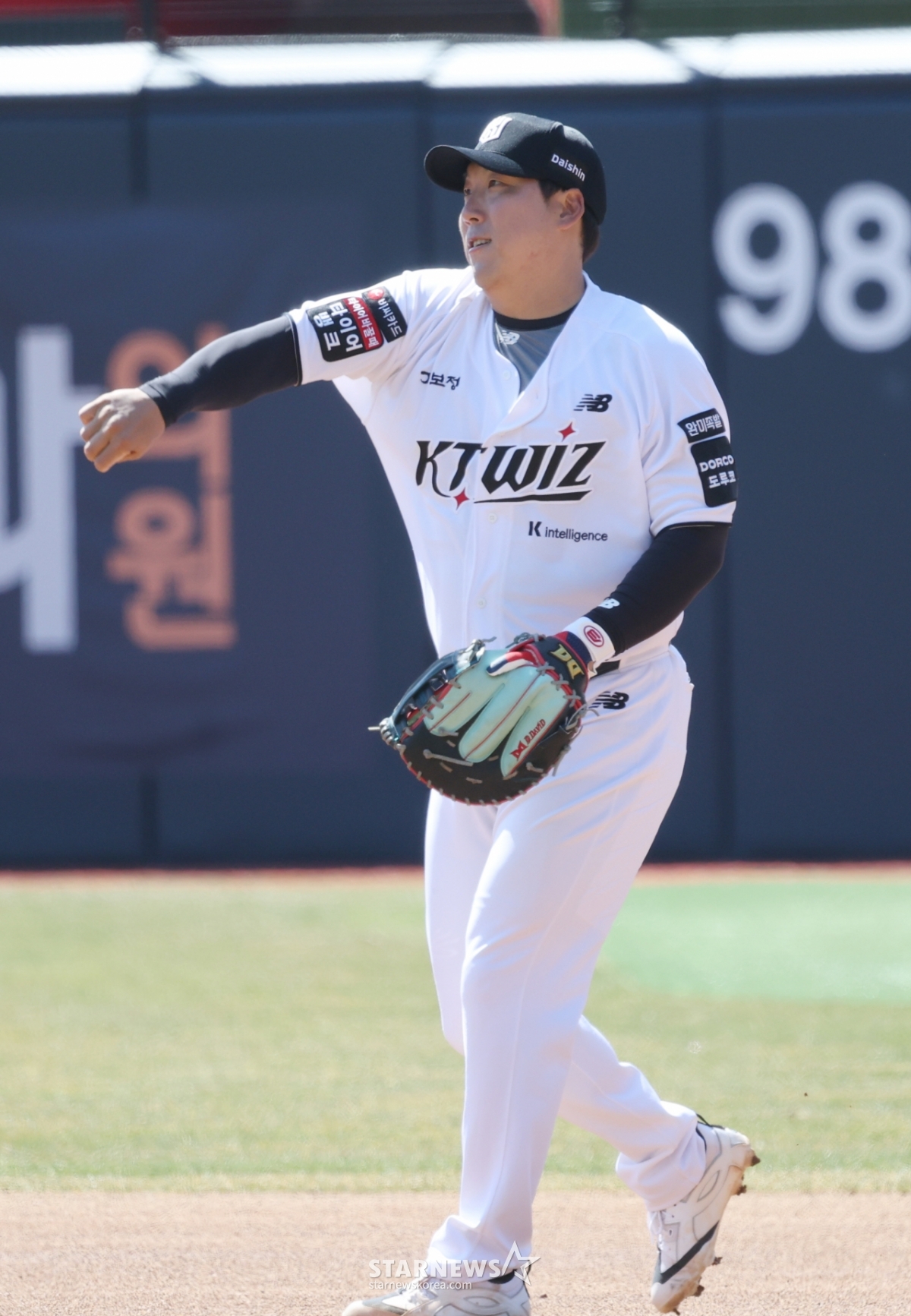 [포토] 김현수 '부드러운 캐치볼'