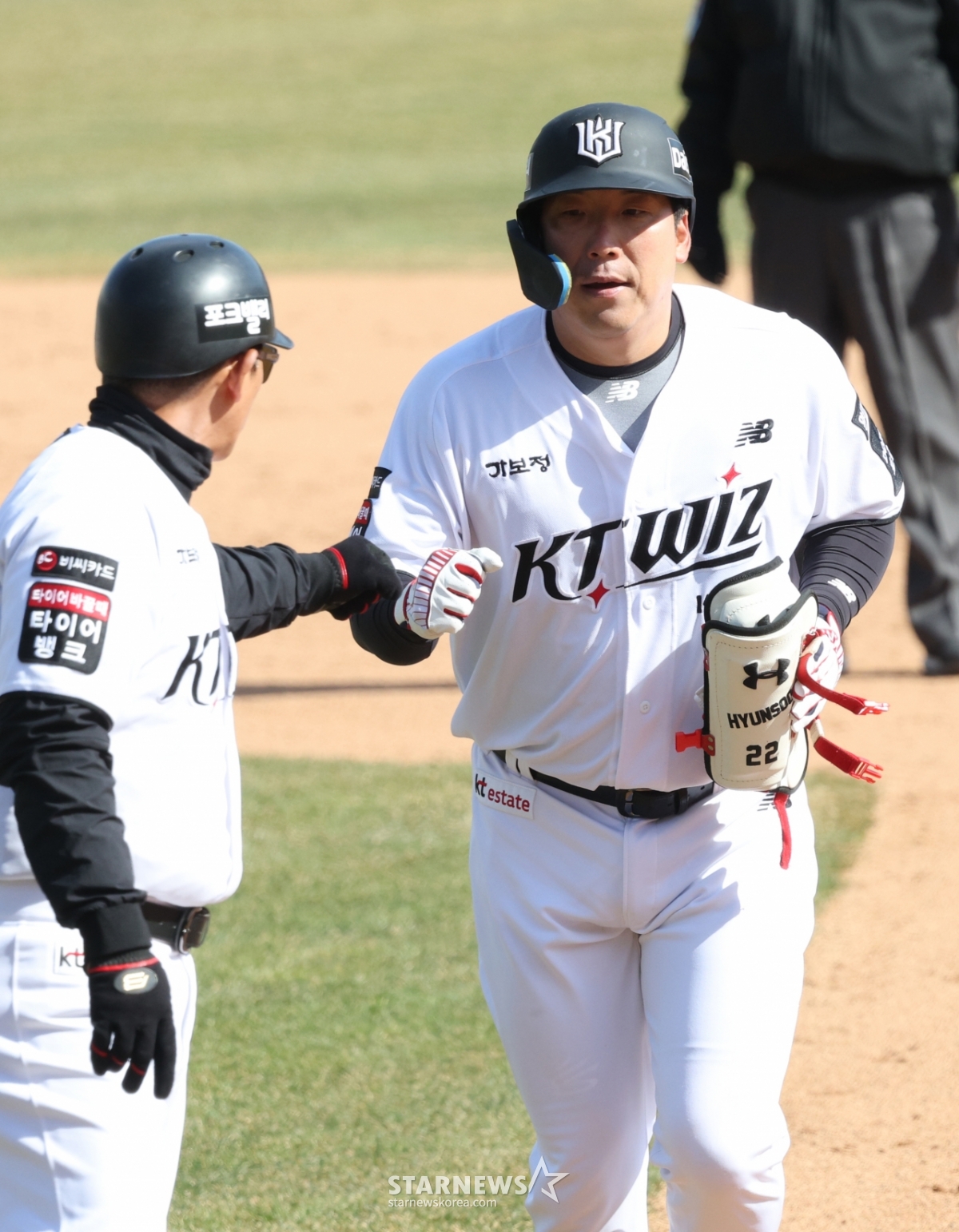 [포토] 김현수, 2루타 날리고 대주자와 교체