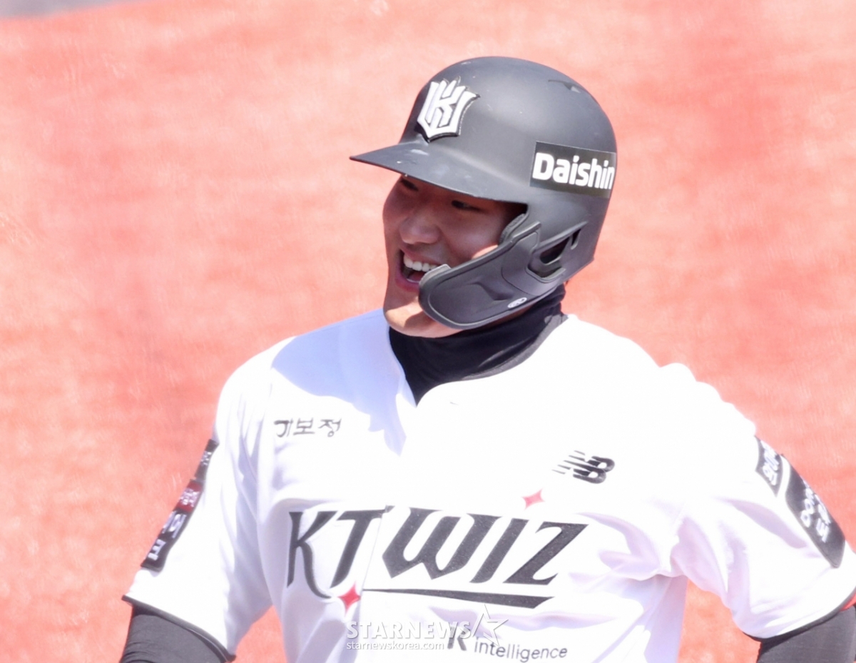 [B하인드★] 괴물은 괴물! 안현민 KBO 복귀 무대서 131m 장외홈런 쾅!