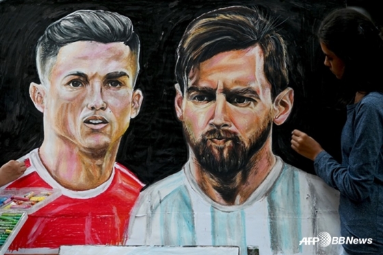 Cristiano Ronaldo (left) and Lionel Messi. /AFPBBNews=News1