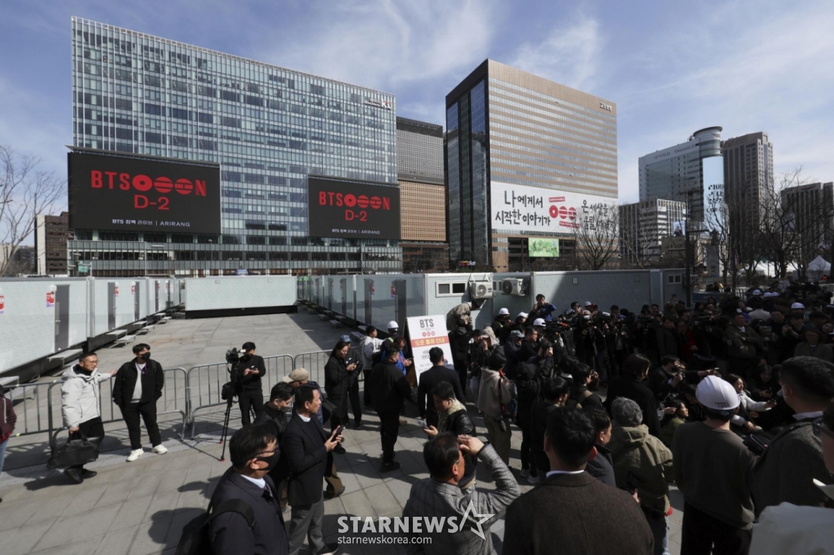 Ahead of BTS's comeback performance at Gwanghwamun Square, performance advertisements are being sent out on the electronic display board of Gwanghwamun Square in Jongno-gu, Seoul.  /Photo = Newsis