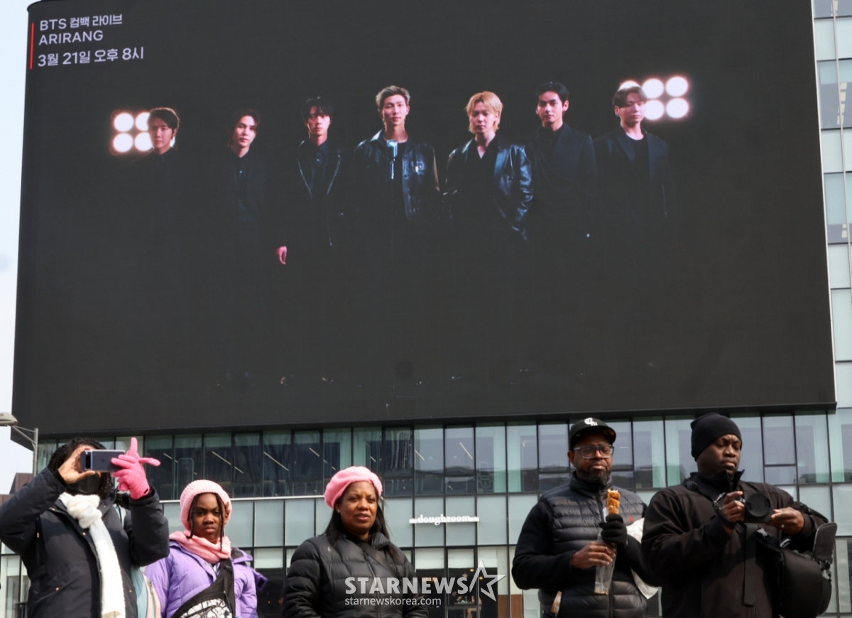 Ahead of BTS's comeback performance at Gwanghwamun Square in Seoul, advertisements related to BTS' comeback performance are shown on electronic boards near Gwanghwamun Square in Jongno-gu, Seoul.  /Photo = Newsis