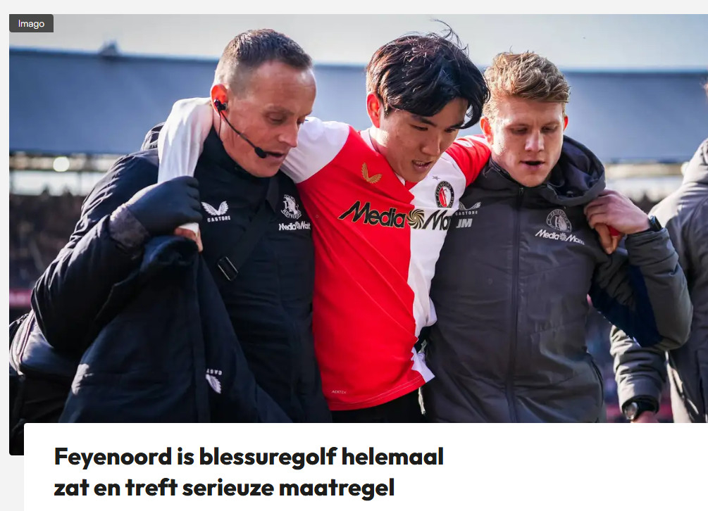 Hwang In-beom is being helped out of the ground. /Photo =Bootballzone Source