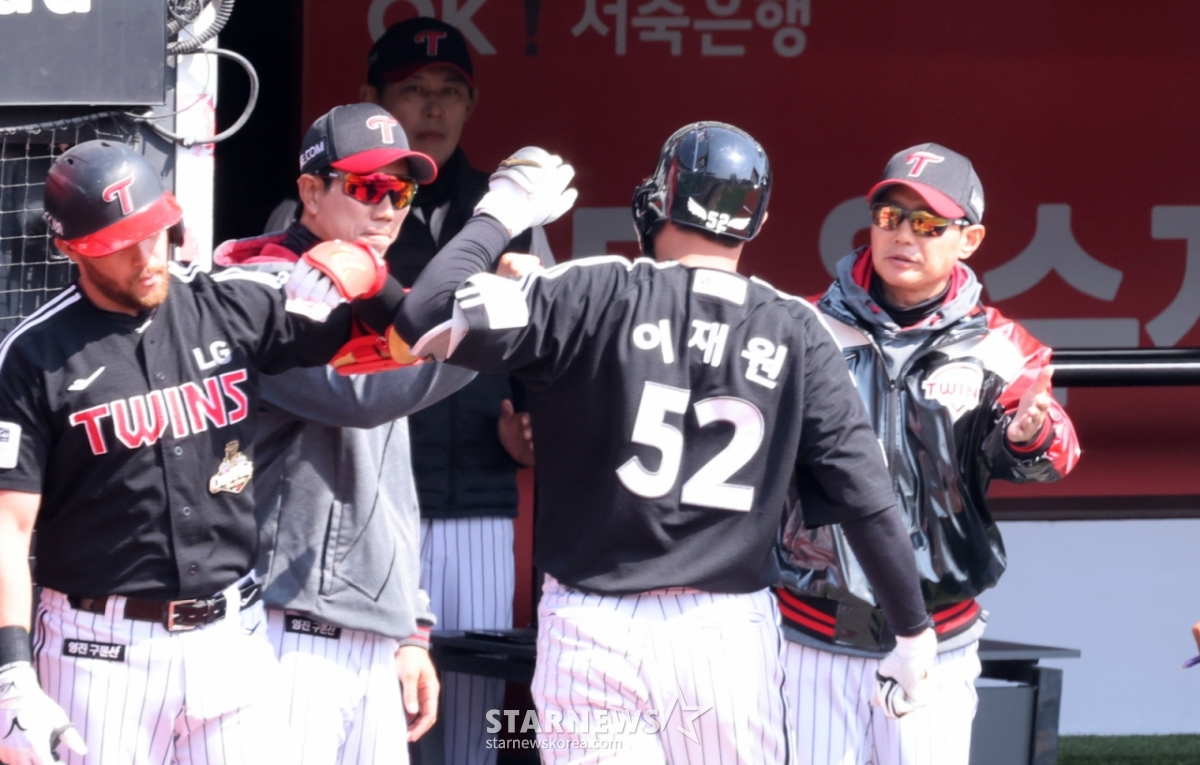 Manager Yeom Kyung-yeop is encouraging Lee Jae-won (center), who hit a home run on the 17th. /Photo = Senior Reporter Kang Young-jo