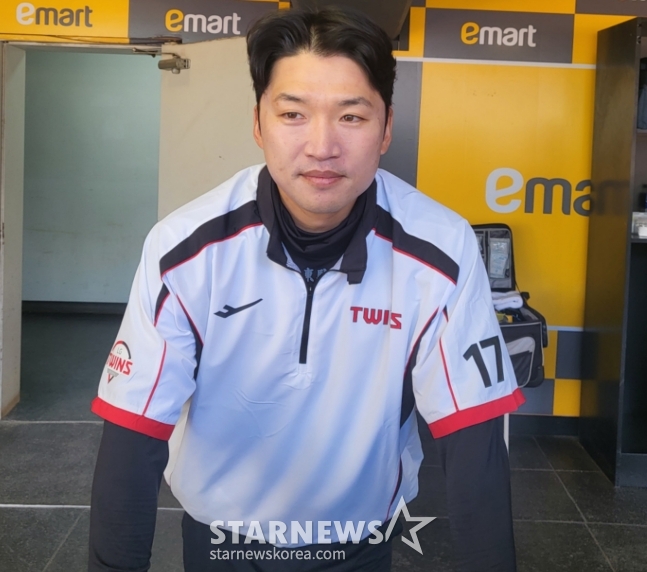 LG Park Hae-min is interviewing reporters ahead of an exhibition game against SSG on the 19th. /Photo = Reporter Ahn Ho-geun
