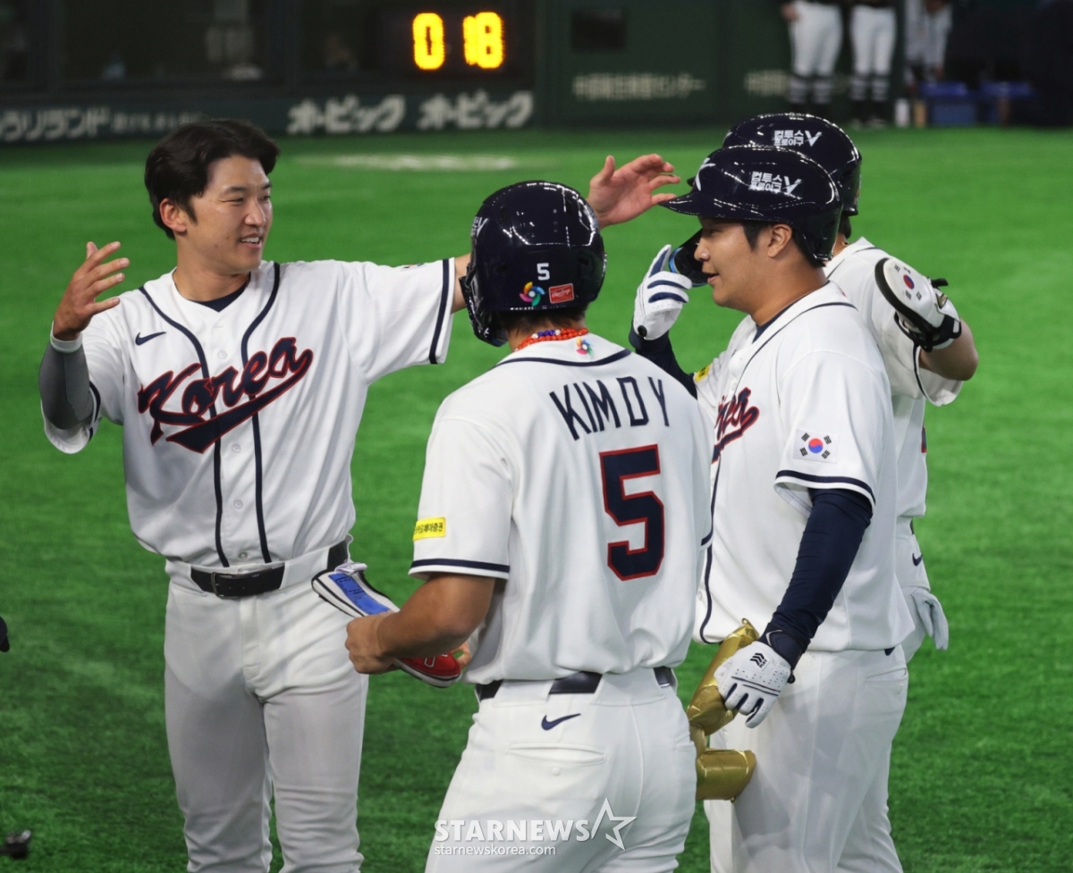 Park Hae-min (left) of the national baseball team welcomes Moon Bo-kyung (right), who hit a grand slam with one out in the bottom of the first inning against South Korea and the Czech Republic in the second game of the 2026 WBC Tokyo POOL at Tokyo Dome on the 5th. /Photo = Senior Reporter Kang Young-jo