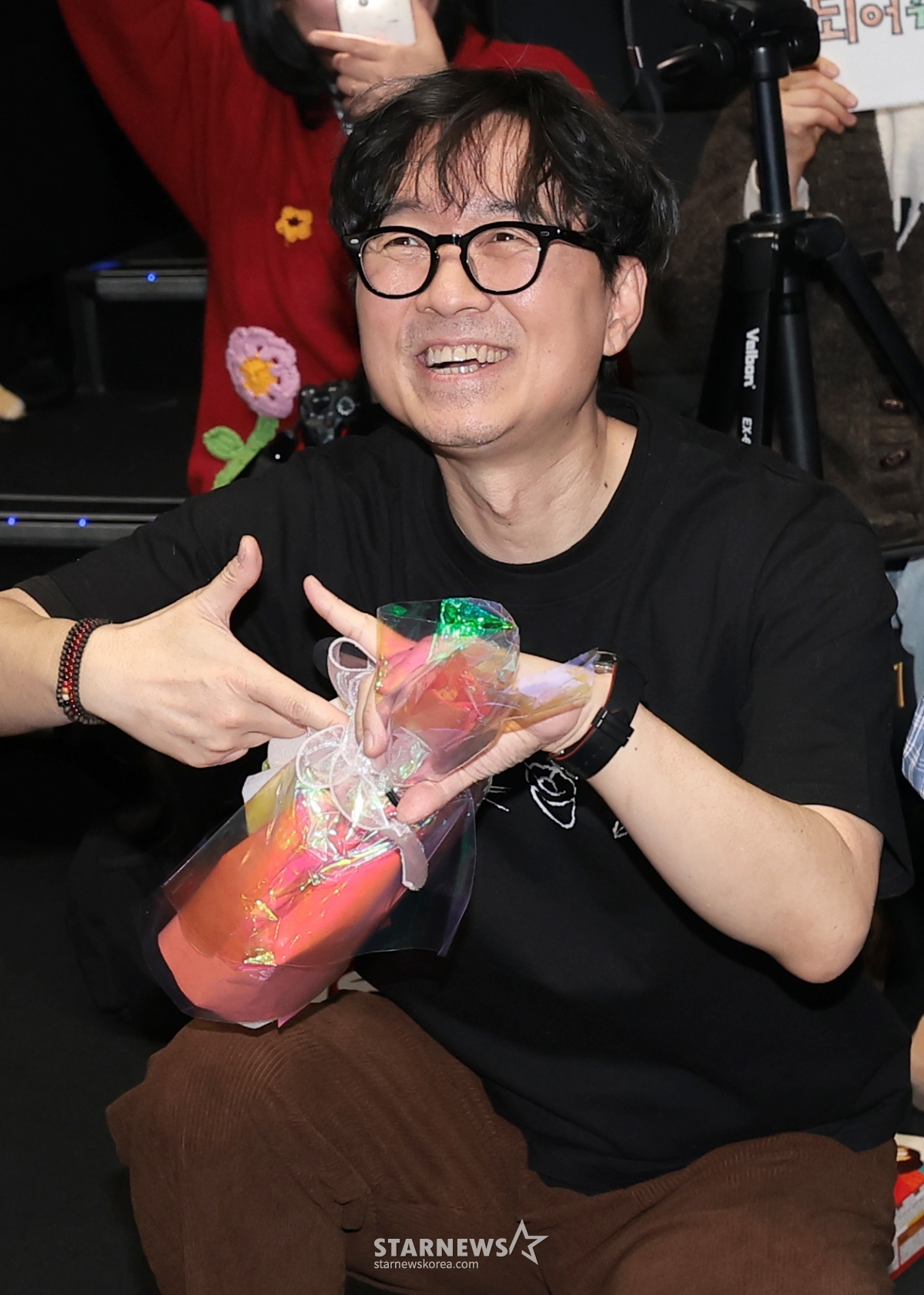 (首尔=新闻1)权贤镇记者=电影《与王生活的男人》的导演张恒俊17日在首尔江南区COEX Megabox与粉丝们合影留念,纪念观众突破1300万人次。 2026.3.17/新闻1 Copyright©新闻1. Allrights reserved.禁止擅自转载和转载，禁止使用AI学习。 =照片=（首尔=新闻1）权铉辰。