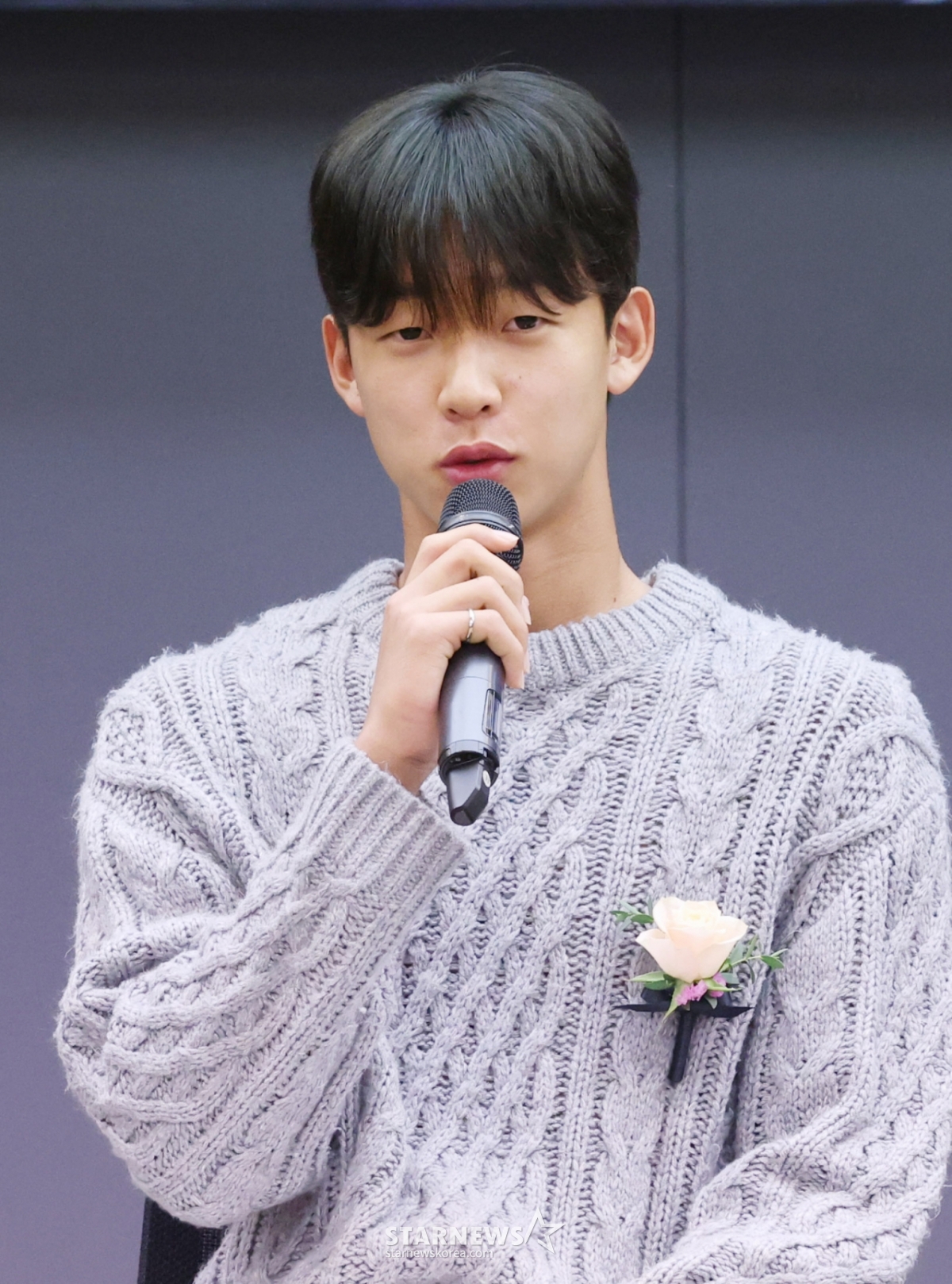 The "2025 Futures Star Awards" ceremony was held at the press conference hall on the 19th floor of the Korea Press Center in Jung-gu, Seoul on the 24th.  Kim Tae-ho (Gyeongbuk Natural Science High School 1) answers questions from reporters at a press conference after winning the Future Star Award in soccer. /Photo = Senior Reporter Kim Jin-kyung