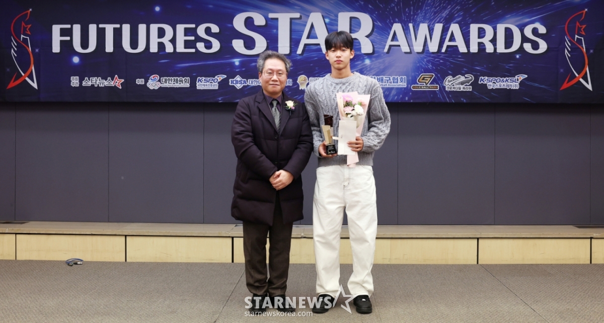 Kim Tae-ho (Gyeongbuk Natural Science High School1), the winner of the Future Star Award in the soccer category, is taking a commemorative photo with Han Joon-hee, a soccer commentator at Coupang Play, after winning the "2025 Futures Star Awards" at the press center in Jung-gu, Seoul on the 24th. /Photo = Reporter Kim Hwi-sun