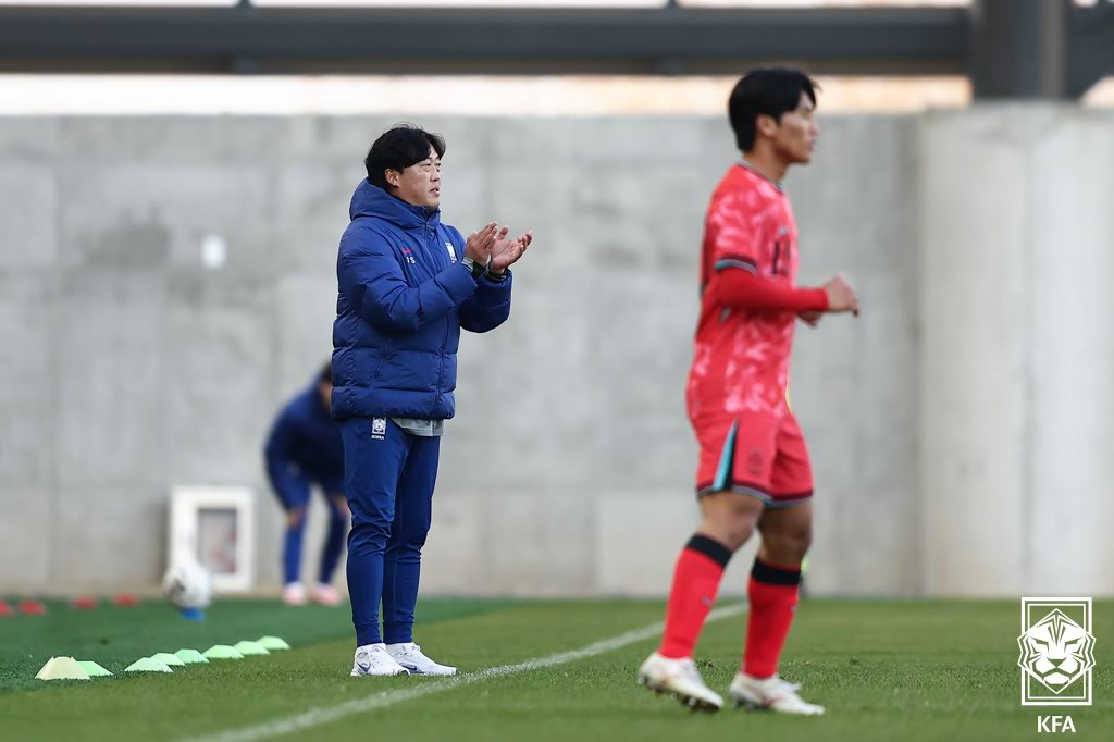Coach Kim Hyun-joon is leading the team in a friendly match against Uzbekistan held at Korea Football Park in Cheonan last November. /Photo = Courtesy of the Korea Football Association