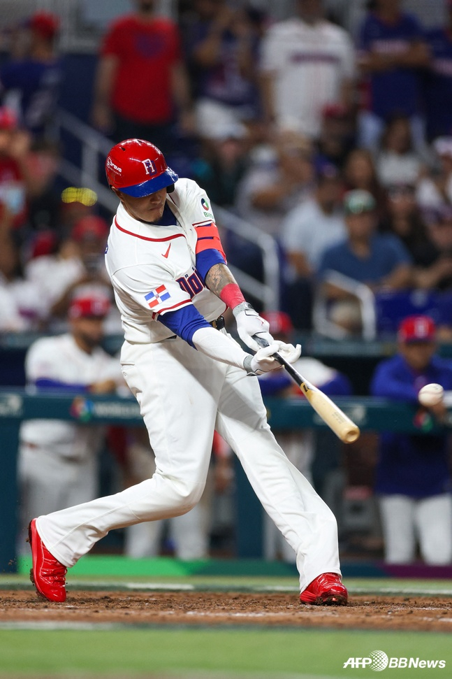 Мани Мачадо делает хит в четвертьфинале WBC против Кореи. /AFPBBNews =Новости 1