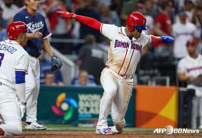 Хуан Сото делает безопасное движение после того, как он копает свой дом в матче против Кореи. /AFPBBNews =Новости 1