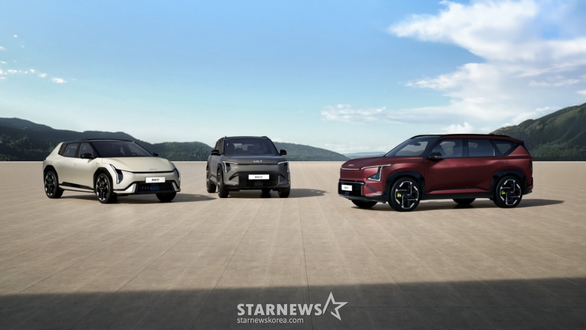[ソウル=ニューシス]起亜自動車が新型コンパクト電動化SUV「ザ·起亜EV2(The Kia EV2、以下EV2)」を9日(現地時間)、ベルギーのブリュッセルエキスポ(Brussels Expo)で開かれた「2026ブリュッセルモーターショー(Brussels Motor Show 2026)」で公開した。  EV2は都心走行に最適化された諸元と個性的なデザイン、車級を超える室内空間と便宜仕様を備えた起亜自動車の6番目の専用電気自動車で、コンパクト(グローバルBセグメント)電動化SUV市場で新しい基準を提示し、電気自動車の大衆化の先頭に立つ。   写真は起亜EV3 GT、EV4 5ドアGT、EV5 GTの様子。（写真=起亜提供）2025.01.09. photo@newsis.com *再販売及びDB禁止 / 写真=