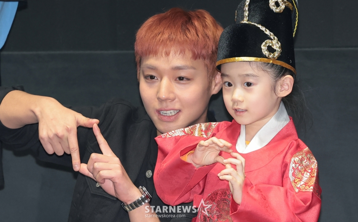 (Seoul = News 1) Phóng viên Kwon Hyun Jin = Park Ji Hoon (trái) của bộ phim "Người đàn ông sống với nhà vua" đang chụp ảnh kỷ niệm với người hâm mộ trẻ em mặc trang phục của nhà vua tại COEX Megabox ở Gangnam-gu, Seoul vào ngày 17.  2026.3.17/Tin tức 1 Copyright © Tin tức 1. All rights reserved. Cấm sử dụng AI học và phát tán trái phép. /Ảnh = (Seoul = News 1) Phóng viên Kwon Hyun Jin