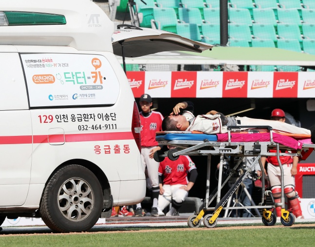 A high school player was injured during the game and is moving in an ambulance. It has nothing to do with the article. /Photo = Courtesy of SSG Landers